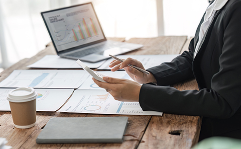 ?？诳萍脊咀?></p><h3>一、海口科技公司注冊前的準(zhǔn)備工作</h3><p>在正式開始注冊之前，您需要做好以下幾項(xiàng)準(zhǔn)備：</p><p>1. 確定公司名稱</p><p>公司名稱需要符合當(dāng)?shù)毓ど坦芾聿块T的要求，且要避免與已注冊的公司名稱重復(fù)。建議提前進(jìn)行名稱查重，確保順利通過審核。</p><p>2. 確定公司經(jīng)營范圍</p><p>?？诳萍脊就ǔ０夹g(shù)開發(fā)、技術(shù)咨詢、技術(shù)轉(zhuǎn)讓等業(yè)務(wù)。根據(jù)您的實(shí)際業(yè)務(wù)需求，確定公司經(jīng)營范圍，確保注冊內(nèi)容符合法律法規(guī)。</p><p>3. 選擇注冊資本</p><p>?？谑袑?duì)科技公司注冊資本的要求相對(duì)寬松，但建議根據(jù)公司的發(fā)展計(jì)劃合理設(shè)定注冊資本，避免資金不足影響公司的正常運(yùn)營。</p><p>4. 選擇公司類型</p><p>根據(jù)實(shí)際需求選擇有限責(zé)任公司、股份有限公司等類型。大多數(shù)科技公司選擇有限責(zé)任公司注冊形式。<br><img src=