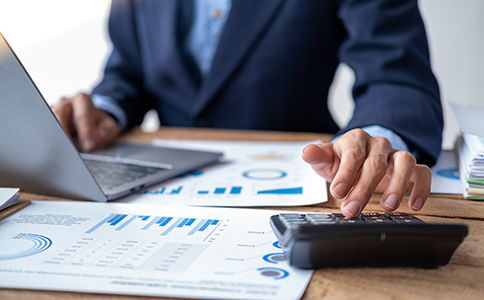 ?？趧趧展咀粤鞒?></p><h3>3. ?？趧趧展咀粤鞒?/h3><p>注冊海口勞務公司需要按以下步驟完成：</p><p>步驟一：名稱核準</p><p>首先，您需要到?？谑惺袌霰O(jiān)督管理局申請公司名稱預先核準，確保擬定的公司名稱不與其他公司重復。</p><p>步驟二：提交注冊申請</p><p>名稱核準通過后，您可以準備好所有的注冊材料，向海口市市場監(jiān)督管理局提交注冊申請，并進行工商登記。</p><p>步驟三：領取營業(yè)執(zhí)照</p><p>審核通過后，您將獲得公司的營業(yè)執(zhí)照，正式成為一家合法注冊的勞務公司。</p><p>步驟四：辦理稅務登記</p><p>注冊完成后，您還需要到稅務機關辦理稅務登記，選擇合適的納稅人身份。</p><p>步驟五：開立銀行賬戶</p><p>最后，選擇一家銀行開設公司賬戶，為公司日常經營提供資金管理支持。</p><h3>4. ?？趧趧展咀缘淖⒁馐马?/h3><p>在海口勞務公司注冊過程中，有一些常見的注意事項需要特別留意：</p><p>- 公司名稱要求：公司名稱中應明確含有“勞務”字樣，符合行業(yè)規(guī)范。</p><p>- 經營范圍明確：根據實際經營需求，確保公司的經營范圍詳細清晰，避免模糊不清。</p><p>- 注冊資本認繳制：目前注冊資本實行認繳制，股東無需一次性繳納全部資本，但在規(guī)定期限內必須按時繳納。</p><p>- 辦理勞務派遣許可證：如果您的公司涉及勞務派遣業(yè)務，還需要申請勞務派遣經營許可證。</p><h3>5. ?？趧趧展咀缘馁M用</h3><p>注冊勞務公司所需的費用包括注冊資本、工商注冊費用、刻章費用等。具體費用因公司規(guī)模、注冊資本和注冊方式而異。大致費用如下：</p><p>- 工商注冊費用：通常在幾百元到幾千元不等。</p><p>- 刻章費用：約為100元到500元不等。</p><p>- 銀行開戶費用：一般為200元左右。</p><h3>6. ?？趧趧展咀院笠龅氖?/h3><p>成功注冊后，企業(yè)主需要注意以下事項：</p><p>- 稅務申報：按時向稅務部門申報稅務，確保合法合規(guī)運營。</p><p>- 人員管理：如果公司涉及勞務派遣業(yè)務，需要確保員工的合同與薪酬符合國家法律法規(guī)。</p><p>- 社會保險辦理：為員工繳納社保，確保公司的經營合法合規(guī)。</p><h3>7. 總結</h3><p>?？趧趧展咀允且粋€系統(tǒng)的過程，需要準備相關材料并按流程進行操作。從公司名稱核準到最終領取營業(yè)執(zhí)照，每一步都需要細心準備，確保注冊順利進行。如果您對于?？趧趧展咀缘牧鞒逃腥魏我蓡枺蛐枰獙I(yè)的注冊代理服務，可以隨時咨詢海口泓灼會計公司，我們將為您提供專業(yè)的咨詢和幫助，確保您的創(chuàng)業(yè)之路順利開端。</p><p>通過本文的介紹，希望能為您提供關于?？趧趧展咀缘娜嫘畔?，幫助您更清楚地了解注冊過程中的關鍵環(huán)節(jié)。</p>                </div>
                <p class=