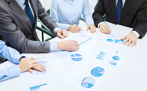 成立?？诜止拘枰⒁獾氖马?></p><h3>三、成立?？诜止拘枰⒁獾氖马?/h3><p>1. 政策合規(guī)性</p><p>海南自貿(mào)港政策對企業(yè)的注冊和運營有特殊要求，企業(yè)主需確保分公司符合相關(guān)政策。</p><p>2. 財務(wù)獨立性</p><p>分公司雖為總公司分支機構(gòu)，但在財務(wù)管理上需獨立核算，確保賬目清晰。</p><p>3. 法律風(fēng)險防范</p><p>分公司的法律責(zé)任由總公司承擔(dān)，企業(yè)主需提前了解相關(guān)法律風(fēng)險，做好防范措施。</p><p>4. 及時年報</p><p>分公司需按時提交年度報告，避免因逾期被列入經(jīng)營異常名錄。</p><h3>四、成立?？诜止镜膬?yōu)勢</h3><p>1. 政策紅利</p><p>海南自貿(mào)港政策為企業(yè)提供了稅收優(yōu)惠、貿(mào)易便利等多項紅利，助力企業(yè)快速發(fā)展。</p><p>2. 市場潛力</p><p>?？谧鳛楹Ｄ鲜〉氖鞘校?jīng)濟發(fā)展迅速，市場潛力巨大。</p><p>3. 品牌拓展</p><p>成立分公司有助于提升品牌影響力，進一步拓展市場份額。</p><h3>五、總結(jié)</h3><p>成立?？诜止臼瞧髽I(yè)拓展業(yè)務(wù)的重要一步，但流程較為復(fù)雜，涉及工商、稅務(wù)、銀行等多個環(huán)節(jié)。企業(yè)主需提前做好準(zhǔn)備工作，確保每一步都符合政策要求。如果在注冊過程中遇到問題，建議隨時咨詢專業(yè)的服務(wù)機構(gòu)，如?？阢茣嫻荆麄儞碛胸S富的經(jīng)驗和專業(yè)的團隊，能夠為企業(yè)提供一站式注冊服務(wù)，助力企業(yè)高效完成分公司設(shè)立。</p><p>通過本文的詳細解析，相信您對成立?？诜止玖鞒逃辛烁逦牧私狻Ｈ绻懈嘁蓡柣蛐枰獙I(yè)支持，歡迎聯(lián)系海口泓灼會計公司，他們將為您提供全方位的解決方案。</p><div   id=