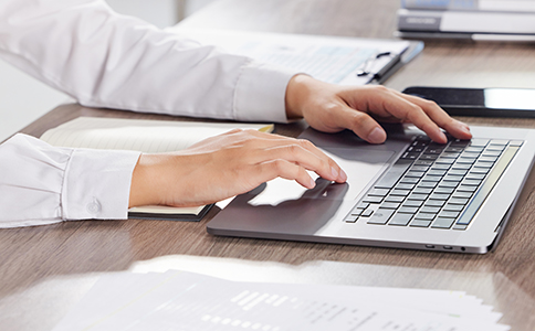 ?？诠净緫糇兏?></p><h3>什么是公司基本戶?</h3><p>公司基本戶是企業(yè)在銀行開立的主要賬戶，用于日常經(jīng)營活動中的資金收付。它是企業(yè)進(jìn)行稅務(wù)申報、工資發(fā)放、貸款申請等業(yè)務(wù)的基礎(chǔ)賬戶。因此，基本戶的變更不僅影響企業(yè)的資金流動，還可能涉及稅務(wù)、社保等多個方面。</p><h3>?？诠净緫糇兏某Ｒ娫?/h3><p>1. 銀行服務(wù)調(diào)整：企業(yè)可能因銀行服務(wù)質(zhì)量、費用等因素選擇更換開戶銀行。</p><p>2. 公司地址變更：如果公司注冊地址發(fā)生變化，可能需要將基本戶遷移至新地址附近的銀行。</p><p>3. 業(yè)務(wù)擴展需求：隨著業(yè)務(wù)規(guī)模的擴大，企業(yè)可能需要更優(yōu)質(zhì)的銀行服務(wù)來支持其發(fā)展。</p><p>4. 銀行政策變化：某些銀行的政策調(diào)整可能促使企業(yè)選擇更適合的銀行。<br><img src=