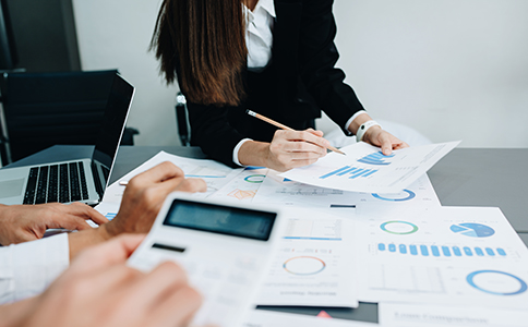 ?？谧员嵐净玖鞒?></p><h3>一、?？谧员嵐净玖鞒?/h3><p>在?？谧员嵐?，需要遵循一定的流程。以下是整個注冊過程的關鍵步驟：</p><p>1. 公司名稱核準</p><p>注冊公司的第一步是進行名稱預先核準。您需要根據(jù)公司的實際經(jīng)營內容選擇一個合適的公司名稱，且名稱不能與其他已注冊公司重復。您可以通過?？谑泄ど绦姓芾聿块T的網(wǎng)站進行名稱查詢，并提交申請。一旦名稱核準通過，您將獲得公司名稱核準通知書。</p><p>2. 提交注冊材料</p><p>注冊公司需要提交一系列材料，包括但不限于：</p><p>- 公司名稱核準通知書</p><p>- 法人身份證明</p><p>- 公司章程</p><p>- 注冊資本聲明</p><p>- 租賃合同或房產(chǎn)證明(用于公司注冊地址)</p><p>這些材料必須齊全，并符合當?shù)毓ど叹值南嚓P規(guī)定，確保順利通過審核。</p><p>3. 辦理營業(yè)執(zhí)照</p><p>提交完相關材料后，工商部門會對您的注冊申請進行審核。如果符合條件，?？诘墓ど绦姓芾聿块T會為您頒發(fā)營業(yè)執(zhí)照。營業(yè)執(zhí)照是公司合法經(jīng)營的最重要憑證，所有經(jīng)營活動必須在營業(yè)執(zhí)照的規(guī)定范圍內進行。</p><p>4. 稅務登記</p><p>獲得營業(yè)執(zhí)照后，您還需要到?？诙悇站洲k理稅務登記。這一步非常關鍵，因為稅務登記是您合法納稅的前提。如果您的公司涉及到增值稅或其他稅種，您需要在稅務登記時明確選擇相應的稅種。不同的公司規(guī)模和經(jīng)營業(yè)務會影響稅務登記的具體要求。</p><p>5. 開設公司銀行賬戶</p><p>公司注冊完成后，您需要選擇銀行開設公司賬戶。銀行賬戶是日常經(jīng)營中進行資金流轉的必要工具，也是公司進行賬務管理和支付的基礎。開設賬戶時，銀行通常會要求您提供營業(yè)執(zhí)照、稅務登記證和法人身份證等材料。</p><p>6. 社會保險登記</p><p>如果您公司雇傭員工，還需要為員工辦理社會保險登記。確保公司按照當?shù)氐纳鐣ｋU法規(guī)，為員工繳納社會保險費用。社會保險包括養(yǎng)老保險、醫(yī)療保險、失業(yè)保險等。<br><img src=