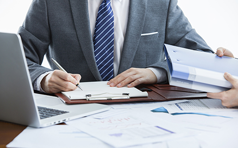 ?？诳缇畴娚坦咀粤鞒?></p><h3>三、海口跨境電商公司注冊的政策優(yōu)勢</h3><p>?？诘目缇畴娚套哉呔哂性S多優(yōu)勢，以下是一些值得關(guān)注的亮點(diǎn)：</p><p>- 政策支持：?？诜e極支持跨境電商企業(yè)的發(fā)展，實(shí)施了一系列優(yōu)惠政策，例如稅收優(yōu)惠、免稅區(qū)等，減輕了創(chuàng)業(yè)者的經(jīng)營負(fù)擔(dān)。</p><p>- 優(yōu)越的地理位置：?？谧鳛楹Ｄ系慕煌屑~，具有優(yōu)越的港口和航空資源，方便商品進(jìn)出口。</p><p>- 電商平臺(tái)和物流支持：?？诖罅Πl(fā)展跨境電商平臺(tái)和物流設(shè)施，提供高效的物流通道，降低了企業(yè)的運(yùn)營成本。</p><h3>四、?？诳缇畴娚坦咀缘淖⒁馐马?xiàng)</h3><p>在注冊?？诳缇畴娚坦緯r(shí)，企業(yè)主需要注意以下幾點(diǎn)：</p><p>1. 資料準(zhǔn)備齊全</p><p>注冊公司時(shí)，提交的所有資料必須齊全并符合要求。否則，可能會(huì)影響注冊進(jìn)度，甚至導(dǎo)致注冊失敗。</p><p>2. 遵守稅收法規(guī)</p><p>跨境電商業(yè)務(wù)涉及的稅務(wù)問題較為復(fù)雜，企業(yè)主必須嚴(yán)格遵守相關(guān)的稅收政策，避免因疏忽導(dǎo)致稅務(wù)問題。</p><p>3. 熟悉海關(guān)和物流規(guī)定</p><p>跨境電商涉及國際貿(mào)易，因此企業(yè)主需要提前了解海關(guān)和物流相關(guān)的規(guī)定，確保貨物的順利進(jìn)出口。</p><h3>五、總結(jié)</h3><p>總之，?？诳缇畴娚坦咀缘牧鞒屉m然較為簡潔，但在實(shí)際操作過程中，仍然需要企業(yè)主充分了解政策、準(zhǔn)備材料并遵守法規(guī)。在注冊過程中，選擇合適的公司類型、明確經(jīng)營范圍以及合理規(guī)劃稅務(wù)是成功注冊的關(guān)鍵。</p><p>如果您在注冊過程中遇到任何問題，或者對跨境電商公司注冊有進(jìn)一步的疑問，歡迎隨時(shí)咨詢?？阢茣?huì)計(jì)公司，我們將為您提供專業(yè)的指導(dǎo)與幫助，確保您的創(chuàng)業(yè)之路順利起航。</p>                </div>
                <p class=