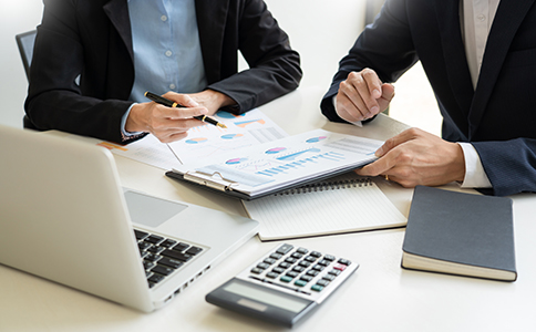 ?？诮鹑诠咀?></p><h3>一、?？诮鹑诠咀缘那捌跍?zhǔn)備</h3><p>在開始注冊?？诮鹑诠局埃枰M行一些必要的準(zhǔn)備工作。這些準(zhǔn)備工作將確保您的公司注冊過程順利，并且符合海南省金融行業(yè)的相關(guān)規(guī)定。</p><p>1. 確定公司類型</p><p>金融公司可以根據(jù)業(yè)務(wù)領(lǐng)域的不同，選擇合適的公司類型。常見的金融公司類型包括：</p><p>- 融資租賃公司</p><p>- 小額貸款公司</p><p>- 金融服務(wù)公司</p><p>- 擔(dān)保公司</p><p>確保選擇正確的公司類型是注冊過程中的第一步。</p><p>2. 公司名稱核準(zhǔn)</p><p>在注冊?？诮鹑诠緯r，首先要進行公司名稱的核準(zhǔn)。公司名稱必須符合國家工商行政管理局的要求，避免使用帶有誤導(dǎo)性的名稱或已經(jīng)被注冊的名稱。</p><h3>二、?？诮鹑诠咀缘木唧w流程</h3><p>一旦您完成了前期的準(zhǔn)備工作，接下來就可以進入正式的公司注冊流程。以下是?？诮鹑诠咀缘闹饕襟E。</p><p>1. 提交注冊申請</p><p>注冊申請材料主要包括：</p><p>- 公司名稱</p><p>- 法定代表人身份證明</p><p>- 注冊資本證明</p><p>- 公司章程等文件</p><p>提交所有申請材料后，等待工商行政管理部門的審批。</p><p>2. 提交金融監(jiān)管機構(gòu)審批</p><p>金融行業(yè)的公司注冊需要經(jīng)過金融監(jiān)管部門的審核。根據(jù)公司類型的不同，審批流程和時間也有所不同。例如，小額貸款公司需要提交更為詳細的商業(yè)計劃和財務(wù)報表。</p><p>3. 獲取營業(yè)執(zhí)照</p><p>在所有審批通過后，您將獲得?？诮鹑诠镜臓I業(yè)執(zhí)照，這是公司正式運營的法律憑證。<br><img src=