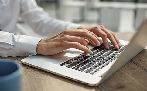 ?？谧怨玖鞒?></p><h3>1. ?？谧怨玖鞒谈攀?/h3><p>?？谧怨静⒉幌裣胂笾心菢訌?fù)雜，只要您了解清楚每個步驟，就能順利進(jìn)行。整體流程可分為以下幾大步驟：</p><p>1.1 企業(yè)名稱預(yù)先核準(zhǔn)</p><p>首先，企業(yè)主需要確定公司的名稱，并向?？诘墓ど绦姓芾聿块T提交企業(yè)名稱預(yù)先核準(zhǔn)申請。核準(zhǔn)通過后，您將獲得名稱核準(zhǔn)通知書，成為后續(xù)申請的基礎(chǔ)。</p><p>1.2 提交注冊材料</p><p>接下來，您需要準(zhǔn)備相關(guān)的注冊材料，提交到工商局進(jìn)行審核。材料的完整性直接關(guān)系到注冊效率。</p><p>1.3 開立公司銀行賬戶</p><p>在注冊過程中，公司需要開設(shè)銀行賬戶，以便存入注冊資本并進(jìn)行后續(xù)的資金管理。</p><p>1.4 企業(yè)刻章</p><p>注冊完成后，需要辦理企業(yè)公章、財務(wù)章、法人章等印章，方可正常開展?fàn)I業(yè)活動。</p><p>1.5 完成工商登記</p><p>最后，提交所有相關(guān)材料并通過審核后，?？诠ど滩块T將核發(fā)營業(yè)執(zhí)照，完成注冊過程。</p><h3>2. ?？谧怨舅璨牧?/h3><p>在進(jìn)行海口公司注冊時，準(zhǔn)備充足的材料是關(guān)鍵。下面是您需要準(zhǔn)備的主要材料清單：</p><p>- 公司名稱預(yù)先核準(zhǔn)通知書</p><p>- 法人身份證原件及復(fù)印件</p><p>- 股東身份證明材料</p><p>- 公司章程</p><p>- 注冊地址證明文件</p><p>- 注冊資本金額及股東出資比例</p><p>- 公司經(jīng)營范圍說明</p><p>- 法人代表的任職文件</p><p>確保您準(zhǔn)備好這些材料，才能順利進(jìn)行注冊。<br><img src=