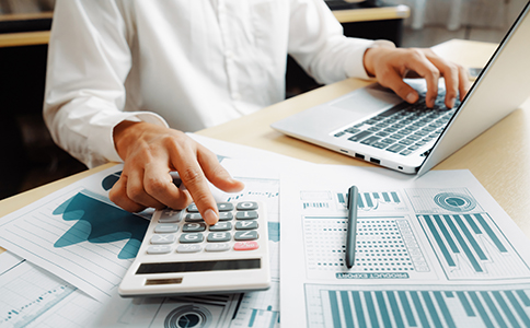 ?？谧庸咀运璨牧?></p><h3>三、海口子公司注冊所需材料</h3><p>要順利完成?？谧庸咀?，準備好齊全的材料非常重要。以下是您注冊?？谧庸緯r需要提交的基本材料：</p><p>- 母公司營業(yè)執(zhí)照副本復印件，并加蓋公章;</p><p>- 子公司法定代表人、監(jiān)事、執(zhí)行董事的身份證復印件;</p><p>- 子公司章程，需明確公司名稱、注冊資本、經(jīng)營范圍及組織結構等;</p><p>- 注冊地址證明材料，包括房產(chǎn)證或租賃合同;</p><p>- 母公司出具的設立子公司的董事會決議或出資證明;</p><p>- 企業(yè)名稱預核準通知書。</p><p>具體材料根據(jù)不同情況有所變化，建議您提前與當?shù)毓ど滩块T或代理機構確認。</p><h3>四、?？谧庸咀再M用</h3><p>在?？谧宰庸?，整體費用并不高。主要費用項目如下：</p><p>1. 工商注冊費用：?？谑惺袌霰O(jiān)督管理局不收取工商注冊費用，但某些專業(yè)服務機構提供的注冊代辦服務會收取一定費用。</p><p>2. 刻章費用：通常情況下，刻章費用在200-500元左右，根據(jù)服務商的不同有所差異。</p><p>3. 銀行開戶費用：開設對公賬戶時，銀行可能收取300-1000元不等的手續(xù)費。</p><p>4. 代理注冊服務費用：如果您選擇委托代理機構辦理注冊，費用一般在1000-3000元之間，具體費用取決于代理機構的服務內(nèi)容和代理費用。</p><p>5. 稅務服務費用：稅務登記完成后，若需要稅務代理，通常每年的費用在2000元至5000元之間。</p><p>總的來說，?？谧庸咀缘馁M用相對較低，企業(yè)可以根據(jù)自身的需求選擇是否委托代理機構進行辦理。</p><h3>五、海口子公司注冊常見問題</h3><p>1. 注冊資金是否有限制?</p><p>?？谧庸静捎谜J繳制，無需一次性繳納注冊資本。企業(yè)根據(jù)實際需求合理設定注冊資本即可。</p><p>2. 子公司和分公司的區(qū)別?</p><p>子公司是具有獨立法人資格的公司，能夠獨立承擔法律責任;而分公司則是母公司的一部分，不具備獨立法人資格，母公司對其承擔全部責任。</p><p>3. 注冊過程是否繁瑣?</p><p>?？诘墓ど套粤鞒梯^為簡化，通常不需要過多繁瑣的程序。大多數(shù)手續(xù)可以通過線上或窗口辦理，整體注冊時間一般為5-10個工作日。</p><h3>六、總結</h3><p>通過本文的介紹，相信您已經(jīng)對海口子公司怎么注冊有了更加全面的了解。?？诓粌H享有優(yōu)越的政策和市場環(huán)境，注冊流程相對簡便，費用也較為親民，是很多企業(yè)擴展市場的首選地點。如果您在注冊過程中有任何疑問或需要專業(yè)的幫助，建議隨時咨詢?？阢茣嫛Ｎ覀儗槟峁┤轿坏墓ど套苑?，確保您的子公司順利落地，助力您在?？诘臉I(yè)務發(fā)展。</p><div   id=