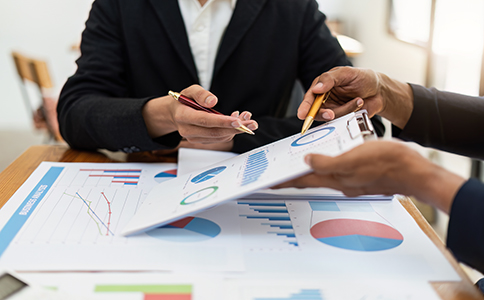 ?？谧詣趧?wù)公司的具體流程