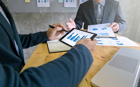 ?？诠咀粤鞒?></p><h3>一、?？诠咀粤鞒淘斀?/h3><p>1.1 公司名稱核準(zhǔn)</p><p>在海口注冊公司，首先要做的就是進(jìn)行 **公司名稱核準(zhǔn)**。您需要準(zhǔn)備好至少三個以上的備選公司名稱，并向海口市市場監(jiān)督管理局提交申請。核準(zhǔn)通過后，您將獲得一個名稱核準(zhǔn)通知書，這一通知書是后續(xù)注冊的重要文件。</p><p>1.2 提交注冊材料</p><p>接下來，您需要準(zhǔn)備并提交公司注冊所需的材料。這些材料會根據(jù)公司類型的不同而有所差異，但通常包括以下幾項：</p><p>法定代表人、股東的身份證明文件;</p><p>公司章程;</p><p>股東會決議或董事會決議(視公司形式而定);</p><p>公司注冊地址證明(如租賃合同、房產(chǎn)證復(fù)印件等);</p><p>其他特定行業(yè)的資質(zhì)證明(如醫(yī)療、教育等行業(yè))。</p><p>這些材料準(zhǔn)備齊全后，您可以向?？谑袌霰O(jiān)督管理局提交申請，等待審核。</p><p>1.3 獲得營業(yè)執(zhí)照</p><p>在審核通過后，您將獲得?？谑惺袌霰O(jiān)督管理局發(fā)放的營業(yè)執(zhí)照。此時，您的公司正式成立，并且可以開始開展經(jīng)營活動了。</p><p>1.4 刻章備案</p><p>獲得營業(yè)執(zhí)照后，您需要刻制公司印章(如公章、財務(wù)章、合同章等)。刻章是為了確保公司在日常運(yùn)營中的法律效力，且刻章需要在公安局備案。</p><p>1.5 開立銀行賬戶及稅務(wù)登記</p><p>接下來，您需要前往銀行開立公司基本賬戶，方便公司資金的存取和管理。與此同時，還要進(jìn)行 **稅務(wù)登記**，并向海口稅務(wù)局申請辦理稅務(wù)相關(guān)事宜，如納稅人資格認(rèn)定、發(fā)票領(lǐng)取等。<br><img src=