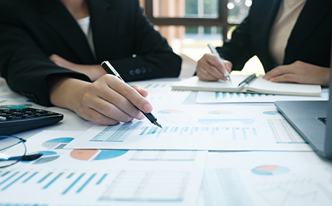 ?？谧杂耙暪?></p><h3>一、?？谧杂耙暪厩暗臏?zhǔn)備工作</h3><p>在?？谧杂耙暪局?，有幾個準(zhǔn)備工作是必不可少的。首先，您需要對影視公司所涉及的行業(yè)有清晰的了解，明確自己公司將提供的服務(wù)類型，如電影制作、電視節(jié)目制作、廣告策劃等。</p><p>1. 企業(yè)名稱核準(zhǔn)</p><p>在注冊影視公司之前，必須先進(jìn)行企業(yè)名稱核準(zhǔn)。在?？冢梢酝ㄟ^工商部門的官方網(wǎng)站或前往注冊大廳，提交名稱審核申請。企業(yè)名稱需要符合國家的相關(guān)規(guī)定，并避免與其他公司名稱重復(fù)。</p><p>2. 選擇合適的公司類型</p><p>影視公司一般可以注冊為有限責(zé)任公司或股份有限公司。在?？?，有限責(zé)任公司是最常見的注冊類型，尤其適合初創(chuàng)企業(yè)。選擇公司類型時，您需要考慮企業(yè)的規(guī)模、資金、經(jīng)營范圍等因素。</p><p>3. 注冊資本要求</p><p>海口注冊影視公司并沒有強制性最低注冊資本要求，但建議根據(jù)業(yè)務(wù)規(guī)模和未來發(fā)展規(guī)劃設(shè)定合理的注冊資本。合理的注冊資本能夠增加投資者的信任，并為公司未來的發(fā)展提供財務(wù)支持。<br><img src=