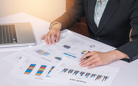 ?？谧苑止?></p><h3>?？谧苑止緯r的關(guān)鍵注意事項</h3><p>注冊地址合法合規(guī)</p><p>分公司必須有固定的辦公地址，且地址證明材料需真實有效。虛假地址將影響審批通過。</p><p>經(jīng)營范圍必須合法</p><p>分公司的經(jīng)營范圍不得超出母公司許可范圍，且應(yīng)符合海口市場監(jiān)管局的相關(guān)規(guī)定。</p><p>材料準(zhǔn)備要齊全準(zhǔn)確</p><p>缺少材料或信息錯誤是導(dǎo)致審批延誤的主要原因，務(wù)必確保各項證明和文件真實、規(guī)范。</p><p>審批時限合理安排</p><p>雖然海口審批流程高效，但遇到特殊情況可能延長，建議預(yù)留充足時間。</p><p>分公司不具備獨立法人資格</p><p>設(shè)立分公司后，母公司仍需承擔(dān)相應(yīng)的法律責(zé)任和財務(wù)責(zé)任。</p><h3>海口分公司注冊的優(yōu)勢與政策支持</h3><p>?？谧鳛楹Ｄ献杂少Q(mào)易港核心城市，享受許多政策紅利。對分公司注冊及運營有諸多便利和優(yōu)惠：</p><p>注冊流程簡化，支持線上辦理，提高效率</p><p>稅收優(yōu)惠政策，為符合條件企業(yè)減輕負(fù)擔(dān)</p><p>營商環(huán)境不斷優(yōu)化，鼓勵創(chuàng)新創(chuàng)業(yè)</p><p>人才引進(jìn)支持，方便企業(yè)招聘專業(yè)人才</p><p>這些優(yōu)勢使得在?？谧苑止境蔀楸姸嗥髽I(yè)拓展南中國市場的優(yōu)選。</p><h3>總結(jié)</h3><p>總的來說，在海口如何注冊分公司的流程包括名稱核準(zhǔn)、材料準(zhǔn)備、提交申請、審核批準(zhǔn)及后續(xù)手續(xù)辦理五大步驟。企業(yè)應(yīng)充分準(zhǔn)備所需材料，注意合規(guī)性和流程順序，避免因資料不全或信息錯誤耽誤注冊進(jìn)度。海口的政策環(huán)境和高效服務(wù)為企業(yè)分公司設(shè)立提供了強有力的保障。</p><p>如果您對?？诜止咀粤鞒倘杂幸蓡?，或希望獲得更專業(yè)的指導(dǎo)，建議隨時咨詢專業(yè)機(jī)構(gòu)——?？阢?。?？阢茡碛胸S富的經(jīng)驗和資源，能夠為您提供一站式的注冊服務(wù)和政策解讀，助力您的企業(yè)順利落地、快速發(fā)展。</p><div   id=