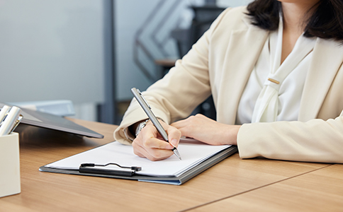 ?？谧怨?></p><h3>一、?？谧怨厩靶枰龊玫臏蕚?/h3><p>在正式注冊公司之前，創(chuàng)業(yè)者需要做好充分的準備工作，確保注冊流程順利進行。</p><p>1. 選擇合適的公司類型</p><p>?？诘墓绢愋椭饕ㄓ邢挢熑喂?、股份有限公司、個體工商戶以及外資企業(yè)等。不同類型的公司在資本、股東人數、經營范圍等方面有不同的要求，選擇符合自己業(yè)務性質和發(fā)展規(guī)劃的類型尤為重要。</p><p>2. 企業(yè)名稱核準</p><p>企業(yè)名稱是公司的“門面”，需要提前在?？谑袌霰O(jiān)管局進行名稱預先核準。名稱應符合相關規(guī)定，避免重復和不合規(guī)詞匯。建議準備3-5個備選名稱以提高核準通過率。</p><p>3. 注冊資本準備</p><p>根據公司類型和行業(yè)性質，?？诠咀詫ψ再Y本的要求也有所不同。自2014年起實行認繳制，注冊資本不必一次性繳清，但注冊資本的合理設置關系到公司的信用和經營能力。<br><img src=