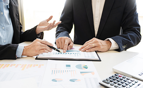 ?？谧怨玖鞒?></p><h3>一、?？谧怨玖鞒毯喗?/h3><p>注冊公司看似復(fù)雜，但只要掌握正確的流程，配合專業(yè)代辦，過程會順暢許多。海口公司注冊的基本流程一般包括：</p><p>1. 企業(yè)名稱核準(zhǔn)</p><p>先向?？诠ど绦姓芾砭痔峤黄髽I(yè)名稱預(yù)先核準(zhǔn)申請，確認(rèn)名稱是否可用。代辦機(jī)構(gòu)會幫您查詢名稱，避免重名和不合規(guī)情況。</p><p>2. 提交注冊材料</p><p>包括公司章程、股東身份證明、注冊地址證明等。代辦公司會協(xié)助準(zhǔn)備完整且規(guī)范的材料，減少因資料不全導(dǎo)致的延誤。</p><p>3. 領(lǐng)取營業(yè)執(zhí)照</p><p>審核通過后，工商局頒發(fā)營業(yè)執(zhí)照。代辦機(jī)構(gòu)通常能協(xié)助加快審核流程，節(jié)省您跑腿時間。</p><p>4. 刻章、銀行開戶、稅務(wù)登記</p><p>取得營業(yè)執(zhí)照后，需要刻制公章、開設(shè)企業(yè)銀行賬戶，完成稅務(wù)登記手續(xù)。代辦服務(wù)一般會一站式幫您辦理這些后續(xù)工作。</p><p>整體下來，若自行辦理一般需3-4周，選擇代辦服務(wù)可縮短至1-2周左右。</p><h3>二、?？诖k注冊公司具體流程詳解</h3><p>咨詢需求</p><p>代辦公司根據(jù)您的經(jīng)營范圍、注冊資本、法人信息等，制定注冊方案。</p><p>核名與材料準(zhǔn)備</p><p>代辦團(tuán)隊幫您進(jìn)行名稱核準(zhǔn)，并指導(dǎo)準(zhǔn)備營業(yè)執(zhí)照所需的所有資料，確保一次性提交通過。</p><p>提交申請與跟進(jìn)審批</p><p>代辦機(jī)構(gòu)代表您提交工商注冊申請，并持續(xù)跟蹤審批進(jìn)度，第一時間解決審核中的問題。</p><p>領(lǐng)取執(zhí)照及后續(xù)辦理</p><p>審核成功后，代辦人員幫您領(lǐng)取營業(yè)執(zhí)照、刻章、辦理銀行開戶及稅務(wù)相關(guān)手續(xù)，提供注冊后的財稅指導(dǎo)。<br><img src=