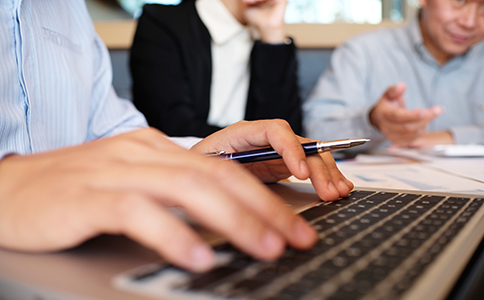 ?？诘刂方猱惓?></p><h3>?？谄髽I(yè)地址異常可能帶來(lái)的后果</h3><p>企業(yè)地址異常一旦被認(rèn)定，可能帶來(lái)多方面不利影響：</p><p>1. 稅務(wù)風(fēng)險(xiǎn)提升</p><p>稅務(wù)部門會(huì)對(duì)地址異常企業(yè)重點(diǎn)關(guān)注，增加稅務(wù)稽查的概率，嚴(yán)重時(shí)會(huì)處以罰款或限制稅務(wù)申報(bào)。</p><p>2. 年度報(bào)告受阻</p><p>地址異常狀態(tài)將導(dǎo)致企業(yè)無(wú)法正常完成工商年報(bào)，最終被列入經(jīng)營(yíng)異常名錄，影響企業(yè)信用。</p><p>3. 業(yè)務(wù)限制</p><p>銀行開(kāi)戶、招投標(biāo)、資質(zhì)申請(qǐng)等業(yè)務(wù)往往因地址異常被拒絕或延遲。</p><p>4. 信用形象受損</p><p>失信記錄將影響企業(yè)融資、合作伙伴信任度，進(jìn)而影響企業(yè)長(zhǎng)遠(yuǎn)發(fā)展。</p><h3>海口企業(yè)出現(xiàn)地址異常的常見(jiàn)原因</h3><p>了解地址異常的成因是解除異常的第一步，以下是?？谄髽I(yè)地址異常的主要原因：</p><p>- 注冊(cè)地址無(wú)人接聽(tīng)或不真實(shí)</p><p>企業(yè)注冊(cè)地址長(zhǎng)時(shí)間無(wú)人辦公，導(dǎo)致工商、稅務(wù)等部門無(wú)法核實(shí)企業(yè)實(shí)際情況。</p><p>- 注冊(cè)地址變更未及時(shí)備案</p><p>企業(yè)搬遷后未在規(guī)定時(shí)間內(nèi)完成地址變更備案，信息不一致。</p><p>- 快遞郵寄資料無(wú)法送達(dá)</p><p>企業(yè)未及時(shí)更新聯(lián)系方式，重要文件或年報(bào)通知無(wú)法送達(dá)。</p><p>- 注冊(cè)地址存在違規(guī)問(wèn)題</p><p>使用虛假地址、房屋租賃合同不合規(guī)等。<br><img src=