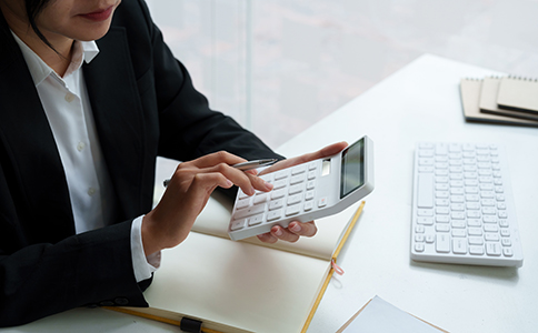 ?？诠煞莨咀运璨牧?></p><h3>三、?？诠煞莨咀运璨牧?/h3><p>注冊股份公司需要提交的材料較為繁瑣，具體包括：</p><p>- 股東身份證明： 包括股東身份證、法人代表身份證復(fù)印件等。</p><p>- 注冊地址證明： 包括租賃合同和房產(chǎn)證復(fù)印件，確保公司有合法的辦公地址。</p><p>- 公司章程： 根據(jù)股東會議的決議制定公司章程，明確股東權(quán)利、管理結(jié)構(gòu)及運(yùn)營機(jī)制。</p><p>- 董事會成員信息： 包括董事會成員的身份證復(fù)印件及聯(lián)系方式。</p><p>- 注冊資本證明： 提供銀行的存款證明或資產(chǎn)評估報告，確保公司能夠履行注冊資本的要求。</p><h3>四、?？诠煞莨咀再M(fèi)用與時間</h3><p>注冊股份公司的費(fèi)用和時間因具體情況有所不同，但大致可以參考以下標(biāo)準(zhǔn)：</p><p>1. 費(fèi)用：</p><p>- 工商注冊費(fèi)用： 一般在300-500元之間，根據(jù)不同區(qū)域的收費(fèi)標(biāo)準(zhǔn)有所浮動。</p><p>- 刻章費(fèi)用： 公章、財務(wù)章等的刻制費(fèi)用大約在300-500元。</p><p>- 銀行開戶費(fèi)用： 不同銀行的開戶費(fèi)用有所不同，通常在300元左右。</p><p>- 稅務(wù)登記費(fèi)用： 基本免費(fèi)的，但有時可能會收取一定的服務(wù)費(fèi)用。</p><p>2. 時間： 一般情況下，股份公司注冊所需時間為20-30個工作日。具體時間會受到工商部門的審批進(jìn)度、材料準(zhǔn)備情況等因素的影響。</p><h3>五、海口股份公司注冊常見問題與注意事項(xiàng)</h3><p>在注冊過程中，企業(yè)主可能會遇到一些問題。以下是一些常見問題及其解決辦法：</p><p>1. 如何選擇公司類型?</p><p>- 在?？谧怨緯r，有很多不同類型的公司可供選擇。企業(yè)主應(yīng)該根據(jù)公司的發(fā)展規(guī)劃、股東人數(shù)、資本規(guī)模等來選擇股份公司或有限責(zé)任公司。</p><p>2. 如何處理股東分配問題?</p><p>- 股東之間的股權(quán)分配需要根據(jù)實(shí)際情況進(jìn)行商討，并在公司章程中明確。如果股東之間沒有明確的分配方式，可能會引起后期的糾紛。</p><p>3. 如何通過代理公司注冊?</p><p>- 如果自己操作不便，可以選擇通過注冊代理公司進(jìn)行代理注冊。代理公司通常會提供一條龍服務(wù)，幫助企業(yè)順利完成注冊流程。</p><h3>六、?？诠煞莨咀韵嚓P(guān)政策支持</h3><p>在?？谧怨煞莨?，政府通常會為符合條件的企業(yè)提供一定的政策支持。部分扶持政策包括：</p><p>- 稅收優(yōu)惠政策： 根據(jù)?？谑械恼猩桃Y政策，新注冊的股份公司可能享受稅收減免等優(yōu)惠。</p><p>- 創(chuàng)業(yè)扶持資金： 一些創(chuàng)新型公司還可申請政府的創(chuàng)業(yè)扶持資金，用于公司初期發(fā)展。</p><h3>總結(jié)</h3><p>通過以上內(nèi)容的介紹，您應(yīng)該對?？诠煞莨咀缘臈l件、流程、所需材料、費(fèi)用與時間有了清晰的了解。在實(shí)際操作過程中，建議準(zhǔn)備齊全相關(guān)資料，并根據(jù)?？谑姓南嚓P(guān)政策，利用可能的扶持政策。若您在注冊過程中遇到任何問題，或希望更加高效、專業(yè)地完成注冊流程，隨時可以咨詢海口泓灼會計，我們將為您提供全面的注冊代理與財務(wù)咨詢服務(wù)，助您順利創(chuàng)業(yè)!</p><div   id=