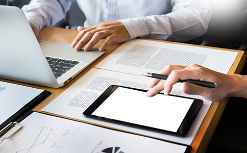 ?？诠ど套缘幕玖鞒?></p><h3>一、?？诠ど套缘幕玖鞒毯喗?/h3><p>在正式了解所需資料前，先簡單介紹一下?？诠ど套缘幕玖鞒蹋?/p><p>1. 企業(yè)名稱預(yù)先核準(zhǔn)</p><p>提交公司名稱，工商局進行審核，確認(rèn)名稱是否重復(fù)或不合規(guī)。</p><p>2. 提交注冊申請材料</p><p>包括身份證明、住所證明、經(jīng)營范圍等材料。</p><p>3. 工商局審核登記</p><p>審核通過后，領(lǐng)取營業(yè)執(zhí)照。</p><p>4. 刻章備案</p><p>制作公章、財務(wù)章等，并進行公安備案。</p><p>5. 銀行開戶及稅務(wù)登記</p><p>開立公司基本賬戶，辦理稅務(wù)相關(guān)手續(xù)。</p><p>整個流程雖看似繁瑣，但準(zhǔn)備齊全資料是提高注冊效率的關(guān)鍵。</p><h3>二、?？诠ど套孕枰獪?zhǔn)備的主要資料清單</h3><p>根據(jù)?？诠ど叹值囊?guī)定，注冊公司時必須提交以下核心資料：</p><p>1. 股東及法定代表人身份證明</p><p>- 個人股東需提供有效身份證復(fù)印件。</p><p>- 法人股東需提供企業(yè)營業(yè)執(zhí)照復(fù)印件及授權(quán)委托書(如有)。</p><p>2. 公司名稱預(yù)先核準(zhǔn)通知書</p><p>- 在工商局完成名稱核準(zhǔn)后獲得的通知書。</p><p>3. 公司住所證明</p><p>- 如果是自有房產(chǎn)，需提供房產(chǎn)證復(fù)印件。</p><p>- 如果是租賃場所，需提交租賃合同及房東產(chǎn)權(quán)證明。</p><p>4. 公司章程</p><p>- 由股東共同制定，明確公司的經(jīng)營范圍、股東權(quán)利義務(wù)等。</p><p>5. 經(jīng)營范圍說明</p><p>- 根據(jù)?？诋?dāng)?shù)卣?，合理填寫企業(yè)的經(jīng)營范圍，避免超范圍經(jīng)營。</p><p>6. 注冊資本證明</p><p>- 注冊資本可認(rèn)繳，無需實際繳納即可提交承諾書。</p><p>7. 聯(lián)系人信息及授權(quán)委托書</p><p>- 若由代理機構(gòu)代辦，還需提供代理人身份證及授權(quán)書。<br><img src=