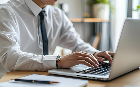 ?？陔娮由虅展咀粤鞒?></p><h3>一、?？陔娮由虅展咀粤鞒?/h3><p>海口電子商務公司注冊流程相對簡單，但每一步都需要注意細節(jié)。通常分為以下幾個步驟：</p><p>1. 公司名稱核準</p><p>在?？谑袌霰O(jiān)管局進行公司名稱核準，需準備多個備用名稱，以防重名被拒。核準通過后，公司名稱即獲得合法使用權(quán)。</p><p>2. 提交注冊材料</p><p>包括股東身份證明、公司章程、注冊地址證明等。對于電子商務公司，若涉及特殊經(jīng)營范圍，如跨境電商、網(wǎng)絡支付服務等，還需額外提供相關(guān)資質(zhì)或?qū)徟募?/p><p>3. 領(lǐng)取營業(yè)執(zhí)照</p><p>材料審核通過后，市場監(jiān)管局會發(fā)放營業(yè)執(zhí)照，這標志著公司正式成立。</p><p>4. 刻章備案與銀行開戶</p><p>公司成立后，需要刻制公章、財務章、合同章等，并在公安局備案。同時開設公司基本賬戶，便于資金管理和稅務操作。</p><p>5. 稅務登記與開通電子稅務系統(tǒng)</p><p>完成稅務登記后，公司可以在?？陔娮佣悇站珠_通電子稅務賬號，實現(xiàn)線上報稅和納稅操作。</p><h3>二、?？陔娮由虅展咀运璨牧?/h3><p>注冊電子商務公司，需要準備的材料主要包括：</p><p>- 公司股東及法人身份證復印件</p><p>- 公司注冊資本及出資證明</p><p>- 公司章程(需明確經(jīng)營范圍為電子商務相關(guān)業(yè)務)</p><p>- 法定注冊地址證明(如租賃合同或房產(chǎn)證)</p><p>- 經(jīng)營范圍涉及特殊行業(yè)需提供相關(guān)許可證或備案材料</p><p>對于初創(chuàng)企業(yè)，選擇代理公司辦理注冊可以大幅節(jié)省時間和精力，同時減少因材料不全或格式不規(guī)范而被駁回的風險。<br><img src=