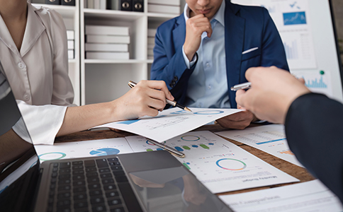 ?？趥髅焦咀运璨牧?></p><h3>三、?？趥髅焦咀运璨牧?/h3><p>注冊材料齊全，是順利登記的關鍵。具體材料包括：</p><p>1. 公司名稱核準通知書</p><p>2. 公司章程</p><p>3. 股東及法人身份證明</p><p>4. 注冊地址證明(租賃合同、房產證復印件等)</p><p>5. 驗資報告(若實際繳納注冊資本)</p><p>6. 經營范圍說明</p><p>7. 特殊資質證明(如涉及出版、廣播等業(yè)務需提供相關許可證)</p><p>準備材料時，建議仔細核對文件信息，確保一致，避免工商部門退件或延遲審批。</p><h3>四、海口傳媒公司注冊費用</h3><p>海口傳媒公司注冊費用總體上分為官方收費和服務費用兩部分：</p><p>1. 工商注冊費</p><p>工商注冊本身費用較低，一般在100-500元之間，包括名稱核準費、營業(yè)執(zhí)照工本費等。</p><p>2. 刻章費用</p><p>刻制公司公章、財務章、合同章等費用約200-500元，具體視刻章數量和材質而定。</p><p>3. 銀行開戶及印鑒備案</p><p>銀行開戶及印鑒備案費用通常在200元左右。</p><p>4. 代理服務費(可選)</p><p>如果通過專業(yè)會計公司代辦注冊手續(xù)，費用根據服務內容不同，通常在1500-3000元左右，包含材料準備、工商申報、稅務指導等全流程服務。</p><p>總體來看，?？趥髅焦咀再M用在2000-4000元左右即可完成，符合市場常規(guī)水平，不會過高。</p><h3>五、?？趥髅焦咀宰⒁馐马?/h3><p>在注冊過程中，創(chuàng)業(yè)者需注意以下幾點：</p><p>1. 確保名稱唯一性</p><p>名稱重復會被拒絕核準，建議準備多個備選名稱。</p><p>2. 注冊地址合法有效</p><p>虛假地址會導致注冊失敗或日后稅務問題，建議使用合法辦公地址或可靠的注冊地址服務。</p><p>3. 明確經營范圍</p><p>經營范圍需符合工商政策，涉及特殊業(yè)務需取得相關許可。</p><p>4. 注冊資本認繳合理</p><p>認繳注冊資本過低可能影響公司融資和銀行開戶，過高則增加稅務壓力。</p><p>5. 及時辦理稅務登記</p><p>避免因未及時申報稅務而受到處罰，確保公司合法合規(guī)經營。</p><h3>總結</h3><p>?？趥髅焦咀噪m然流程看似繁瑣，但只要明確注冊條件、準備齊全材料、遵循標準流程，就能順利完成注冊。通過本文對注冊條件、流程、所需材料、費用及注意事項的詳細解析，創(chuàng)業(yè)者可以清楚掌握?？趥髅焦咀缘年P鍵環(huán)節(jié)，減少不必要的時間和經濟成本。同時，如果希望獲得專業(yè)指導，節(jié)省注冊時間和精力，隨時咨詢?？阢茣?，他們提供全程代辦服務，確保公司注冊合法合規(guī)，助力企業(yè)快速進入市場。</p><p>通過合理規(guī)劃和專業(yè)輔導，您的?？趥髅焦咀灾穼⒏禹樌?，為未來業(yè)務發(fā)展打下堅實基礎。</p><div   id=