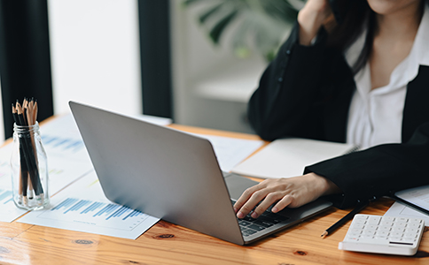 ?？谛畔⒆稍児咀?cè)的基本條件