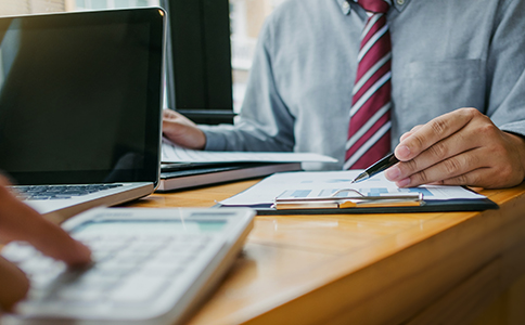 注冊?？诓惋嫻咀⒁馐马?></p><h3>注冊?？诓惋嫻咀⒁馐马?/h3><p>在注冊過程中，有幾個關(guān)鍵注意事項必須牢記：</p><p>1. 注冊地址合規(guī)：確保注冊地址符合餐飲經(jīng)營要求，避免因地址不符合規(guī)范而導(dǎo)致審批失敗。</p><p>2. 經(jīng)營范圍明確：注冊時應(yīng)將經(jīng)營范圍盡量詳細(xì)，但避免過于寬泛，以免后續(xù)審批受阻。</p><p>3. 資金來源合法：注冊資金及出資方式應(yīng)明確、合法，確保符合工商管理局及銀行要求。</p><p>4. 資料完整：提前準(zhǔn)備好身份證、租賃合同、章程等資料，減少重復(fù)提交和等待時間。</p><p>5. 遵守政策法規(guī)：遵循?？诋?dāng)?shù)夭惋嫻芾砑靶l(wèi)生安全規(guī)定，保障公司合法合規(guī)經(jīng)營。</p><h3>注冊?？诓惋嫻镜恼吲c優(yōu)惠支持</h3><p>海口市政府為鼓勵餐飲創(chuàng)業(yè)，對注冊餐飲公司提供一定的政策扶持。例如部分創(chuàng)業(yè)園區(qū)可提供注冊補(bǔ)貼、租金優(yōu)惠及稅收減免政策;針對小微餐飲企業(yè)，還有快速審批通道，降低注冊及開業(yè)門檻。創(chuàng)業(yè)者可根據(jù)自身情況選擇合適的園區(qū)或政策，降低初期運(yùn)營成本。</p><p>實(shí)用建議</p><p>1. 提前規(guī)劃注冊流程：了解從核名到領(lǐng)取營業(yè)執(zhí)照再到申請食品經(jīng)營許可的全流程，提前安排時間表，避免因?qū)徟舆t影響開業(yè)。</p><p>2. 借助專業(yè)機(jī)構(gòu)：如對流程不熟悉，可考慮咨詢專業(yè)注冊公司或會計服務(wù)機(jī)構(gòu)，例如?？阢茣嫞麄兛商峁┮徽臼阶苑?wù)，包括資料準(zhǔn)備、工商注冊、刻章、銀行開戶及食品經(jīng)營許可申請等，幫助創(chuàng)業(yè)者節(jié)省時間和精力。</p><p>3. 注重后續(xù)財稅管理：注冊完成后，合理安排財務(wù)、稅務(wù)及日常管理，確保公司合法合規(guī)經(jīng)營。</p><h3>總結(jié)</h3><p>綜上所述，?？谧圆惋嫻玖鞒贪ê嗣?、提交注冊申請、領(lǐng)取營業(yè)執(zhí)照、刻章及銀行開戶、申請食品經(jīng)營許可等關(guān)鍵環(huán)節(jié)。在整個流程中，創(chuàng)業(yè)者需注意注冊地址、經(jīng)營范圍、注冊資金及資料完整性等要點(diǎn)。同時，充分利用?？谡呒皟?yōu)惠支持，可以有效降低創(chuàng)業(yè)成本，提高注冊效率。</p><p>如果您希望順利完成?？诓惋嫻咀裕⒈苊獠槐匾穆闊?，建議隨時咨詢?？阢茣?，他們可為您提供專業(yè)、便捷的一站式服務(wù)，從注冊到開業(yè)全程指導(dǎo)，讓您的餐飲創(chuàng)業(yè)之路更加順利。</p><div   id=