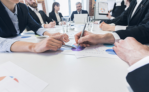 ?？谟邢薰咀缘闹匾?></p><h3>?？谟邢薰咀缘闹匾耘c創(chuàng)業(yè)優(yōu)勢</h3><p>隨著海南自由貿(mào)易港政策的持續(xù)推進，越來越多的創(chuàng)業(yè)者選擇在海口注冊公司。相比其他地區(qū)，海口有限公司注冊具備流程簡化、政策扶持力度大、營商環(huán)境優(yōu)越等顯著優(yōu)勢。無論是想從事科技創(chuàng)新、旅游文創(chuàng)、貿(mào)易進出口，還是開展新興服務業(yè)，成立一家合法合規(guī)的有限公司都是邁向成功的第一步。</p><p>在?？谧杂邢薰?，不僅可以獲得政府提供的創(chuàng)業(yè)補貼、稅費優(yōu)惠政策，還能提升企業(yè)形象與合作信用度。相比個體工商戶，有限公司在資金運作、品牌推廣和融資渠道方面更具靈活性，因此越來越多創(chuàng)業(yè)者選擇辦理?？谟邢薰咀?。</p><h3>?？谟邢薰咀缘臈l件與流程</h3><p>要想順利完成?？谟邢薰咀?，創(chuàng)業(yè)者需要了解注冊條件、準備材料，并按照官方流程辦理，避免因資料不全或信息填寫錯誤而被退回。以下是注冊有限公司的詳細步驟與要點說明：</p><p>一、注冊條件</p><p>1. 公司名稱：需在?？谑惺袌霰O(jiān)督管理局系統(tǒng)中進行核名，名稱一般由“行政區(qū)劃+字號+行業(yè)特點+組織形式”組成，例如“?？阢茣嬘邢薰尽薄?/p><p>2. 注冊地址：必須為符合工商登記要求的合法地址，支持虛擬地址掛靠、商務秘書地址等形式。</p><p>3. 注冊資本：實行認繳制，無需一次性繳清，可根據(jù)公司規(guī)劃合理設定。</p><p>4. 經(jīng)營范圍：應與公司實際業(yè)務一致，建議參考海南當?shù)匦袠I(yè)分類標準。</p><p>5. 股東與法人：至少一名股東、一名法定代表人;股東可為自然人或法人。</p><p>二、注冊所需材料</p><p>辦理海口有限公司注冊時，需準備以下材料：</p><p>- 全體股東身份證明;</p><p>- 公司章程及股東決議;</p><p>- 公司名稱預核準通知書;</p><p>- 住所使用證明(房產(chǎn)證或租賃合同);</p><p>- 法人、監(jiān)事、財務負責人信息;</p><p>- 經(jīng)營范圍說明書等。</p><p>材料準備齊全后，可通過“海南省政務服務網(wǎng)”或“?？谑惺袌霰O(jiān)督管理局”線上平臺進行申報。</p><p>三、注冊流程步驟</p><p>1. 核準名稱：在工商登記系統(tǒng)提交擬定的公司名稱，1-2個工作日出結果。</p><p>2. 填寫信息并提交材料：上傳股東資料、經(jīng)營范圍、章程等信息。</p><p>3. 領取營業(yè)執(zhí)照：審核通過后，領取紙質(zhì)或電子營業(yè)執(zhí)照。</p><p>4. 刻制公章：由公安備案指定刻章點辦理公司公章、財務章、法人章等。</p><p>5. 銀行開戶：攜帶營業(yè)執(zhí)照、章程、印章等到銀行開設對公賬戶。</p><p>6. 稅務登記：登錄電子稅務局進行稅務登記與納稅人類型核定。</p><p>7. 社保開戶：如有員工，應在?？谏绫Ｏ到y(tǒng)開設單位賬戶。</p><p>整個海口有限公司注冊流程通常3-5個工作日即可完成，若由專業(yè)機構代辦，時間更可壓縮至2-3天。<br><img src=