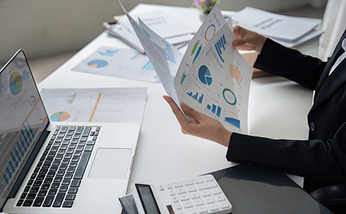 ?？谧允称饭玖鞒痰幕静襟E