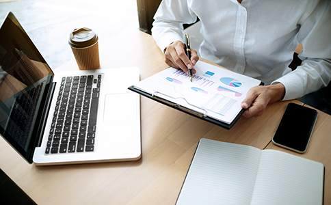 ?？诠靖吖茏兏璨牧辖馕?></p><h3>海口公司高管變更所需材料解析</h3><p>在辦理?？诠靖吖茏兏鼤r(shí)，材料的準(zhǔn)備是最關(guān)鍵的環(huán)節(jié)。以下對(duì)材料進(jìn)行進(jìn)一步拆分說(shuō)明，讓企業(yè)一次性準(zhǔn)備齊全，避免重復(fù)跑腿。</p><p>- 營(yíng)業(yè)執(zhí)照正副本原件：用于核對(duì)企業(yè)主體身份。</p><p>- 變更申請(qǐng)書(shū)：工商局要求的標(biāo)準(zhǔn)表格，需準(zhǔn)確填寫(xiě)變更前后信息。</p><p>- 決議或任免文件：必須由股東或董事簽字確認(rèn)，確保合法有效。</p><p>- 新任高管身份證明：需清晰、無(wú)涂改。</p><p>- 章程修正案：若涉及董事會(huì)或法定代表人變更必須提供。</p><p>材料若準(zhǔn)備不全，將導(dǎo)致駁回，因此建議提前一次性準(zhǔn)備并專(zhuān)業(yè)審核。</p><h3>?？诠靖吖茏兏k理注意事項(xiàng)</h3><p>辦理?？诠靖吖茏兏鼤r(shí)，企業(yè)需特別注意以下幾點(diǎn)，以免影響審核通過(guò)：</p><p>1. 法定代表人變更需本人到場(chǎng)或簽署授權(quán)書(shū)</p><p>海口對(duì)于法定代表人變更審核較嚴(yán)，若資料不符或本人無(wú)法簽署，容易導(dǎo)致延期。</p><p>2. 股權(quán)結(jié)構(gòu)必須與系統(tǒng)一致</p><p>若公司之前存在股權(quán)變動(dòng)但未及時(shí)變更備案，此時(shí)提交高管變更可能會(huì)被退回要求先補(bǔ)做股權(quán)變更。</p><p>3. 稅務(wù)狀態(tài)異常會(huì)影響變更</p><p>如存在非正常戶、欠稅、注銷(xiāo)風(fēng)險(xiǎn)等情況，海口公司高管變更申請(qǐng)可能會(huì)被暫停處理。</p><p>4. 變更后銀行開(kāi)戶信息必須同步更新</p><p>特別是法人變更，否則企業(yè)賬戶會(huì)被凍結(jié)或限制使用。</p><p>這些都是企業(yè)常見(jiàn)的操作誤區(qū)，提前了解可有效避免風(fēng)險(xiǎn)。</p><h3>?？诠靖吖茏兏膬?yōu)勢(shì)與代辦價(jià)值</h3><p>進(jìn)行?？诠靖吖茏兏粌H是法律義務(wù)，也能帶來(lái)以下優(yōu)勢(shì)：</p><p>- 規(guī)范企業(yè)治理結(jié)構(gòu)，有助于提高管理效率</p><p>- 便于對(duì)外溝通，提高對(duì)合作方的信用度</p><p>- 規(guī)避工商風(fēng)險(xiǎn)，避免因變更不及時(shí)導(dǎo)致處罰</p><p>- 提升企業(yè)運(yùn)營(yíng)合規(guī)性，為后續(xù)融資或資質(zhì)申請(qǐng)打好基礎(chǔ)</p><p>同時(shí)，許多企業(yè)選擇委托專(zhuān)業(yè)機(jī)構(gòu)辦理?？诠靖吖茏兏瑑?yōu)勢(shì)包括：</p><p>- 節(jié)省大量時(shí)間和人工成本</p><p>- 避免材料不合規(guī)導(dǎo)致駁回</p><p>- 全流程代辦，提高審批速度</p><p>- 可同步處理銀行、稅務(wù)等后續(xù)事項(xiàng)</p><p>對(duì)于多數(shù)企業(yè)而言，找專(zhuān)業(yè)團(tuán)隊(duì)辦理更為省心、高效。</p><h3>總結(jié)</h3><p>通過(guò)本文的全面介紹，相信您對(duì)“?？诠靖吖茏兏钡牧鞒?、材料、注意事項(xiàng)及辦理價(jià)值已經(jīng)有了更清晰的了解。高管變更看似簡(jiǎn)單，但涉及事項(xiàng)眾多，材料準(zhǔn)備、章程修訂、系統(tǒng)操作、后續(xù)銀行稅務(wù)同步處理等環(huán)節(jié)，都可能影響最終審核結(jié)果。因此，企業(yè)在辦理?？诠靖吖茏兏鼤r(shí)，最好提前規(guī)劃，確保流程完整、材料準(zhǔn)確，以提升變更成功率。</p><p>如您在 ?？诠靖吖茏兏?過(guò)程中遇到任何疑問(wèn)，或希望更加省心地完成全流程辦理，歡迎隨時(shí)咨詢(xún) ?？阢茣?huì)計(jì)。我們可為您提供專(zhuān)業(yè)、高效的一站式工商變更服務(wù)，確保您的企業(yè)無(wú)憂變更、順暢經(jīng)營(yíng)。</p>                </div>
                <p class=